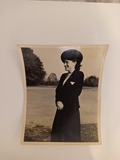 Ragazza con vestito e cappello