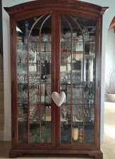 Vetrina cristalliera in noce massello a 2 ante, ripiani interni in cristallo