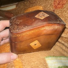 Antica scatola porta carte da gioco vintage in rilievo con due mazzi