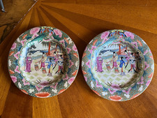 Coppia di piatti in porcellana