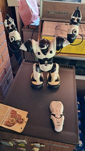 Wowwee robosapien robot - robosapien,