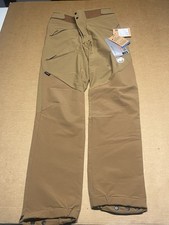 Pantaloni nuovi con etichette