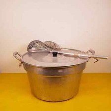 grande pentola in alluminio con colino e schiumarola