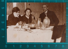 FOTO DONNE E UOMO A TAVOLA   BOTTIGLIE DI CRISTALLO  SAN ROSSORE 1928 ( F 36 )