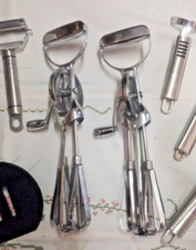 2 FRULLINI A MANOVELLA INOX, colino e pelapatate in inox