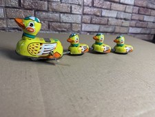 Madre Anatra con 3 Bambini