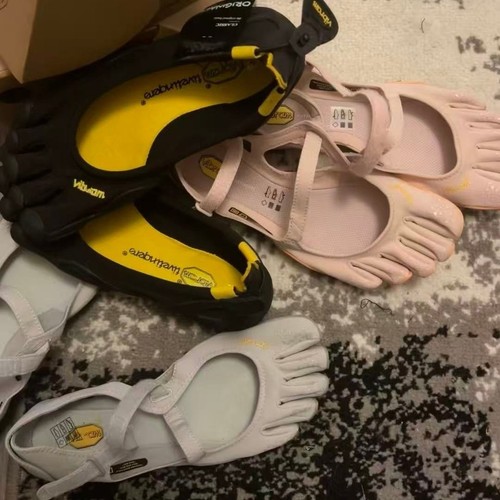 Vibram five fingers - yoga, shoes
