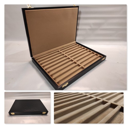 Cofanetto legno velluto - in,