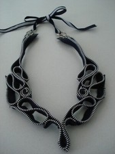 Collana con zip tessuto - con, in