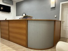 Bancone reception / scrivania ben conservata color legno