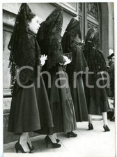 1955 MADRID Settimana Santa - Giovani donne con tradizionale mantella in pizzo