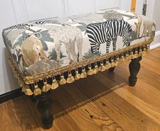 Poggiapiedi panca poggiapiedi vintage stampa animalier usato in ottime condizioni con nappe dorate