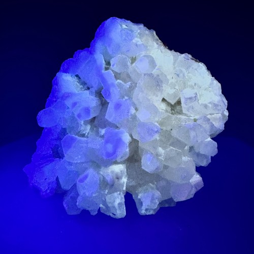 Cristalli celesti fluorescenti