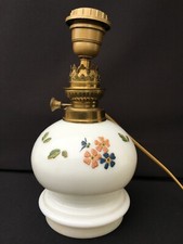 LAMPE À PÉTROLE  EN OPALINE
