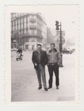 Due giovani uomini belli e