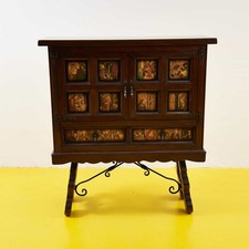 credenza in legno con immagini