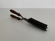 Antico attrezzo da parrucchiere (ferro per dare la piega ai capelli)