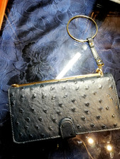 Pochette con indosso - , a