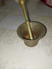 Antico mortaio e pestello in