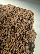 Pelle stampa pitone goffrata su agnello scamosciato marrone