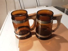 2 BELLISSIMI VECCHI BOCCALI DA BIRRA IN VETRO SOFFIATO COLOR OCRA MANICO LEGNO A