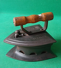 ANTICO E RARO FERRO DA STIRO A CARBONE IN GHISA E LEGNO PRIMI '900. CZ51