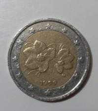 Moneta da 2 euro rara della Finlandia con incisi i fiori di lampone del 1999