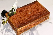 Scatola in legno intagliata a