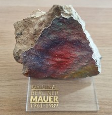 Pezzo originale molto grande da 11 cm della MURO DI BERLINO su display in...
