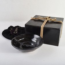 Utensili da cerimonia del tè, realizzati da Rakukichizaemon, ciotola da tè Kurokuhira, scatola d'epoca