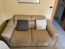 divano letto comodo, da 2 posti, artigianale, colore beige ottime condizioni