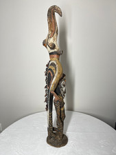 Grande figura totem fiume