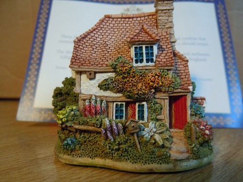 Lilliput lane nest egg - egg, cottage