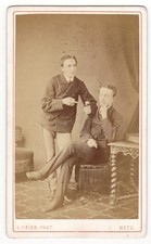 Deux jeunes garçons dont - , un