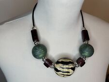 Elegante collana etnica osso tigrato, resina verde scuro, vetri siriani, caucciù