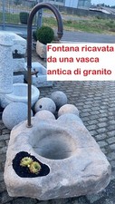 Grande fontana antica in pietra granito