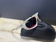 Occhiali da sole e custodia Oakley Lateralis sabbia opaca Prizm rosso polarizzato
