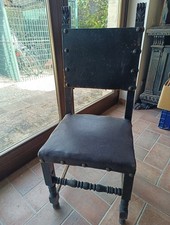 Antica sedia in pelle. Legno
