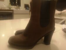 Stivaletto con tacco Brunello Cucinelli colore tortora ed elastico grigio. 