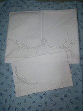 LENZUOLINO E FEDERA DA LETTINO CON RICAMO AD INTAGLIO D'EPOCA