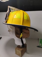 Elmetto pompiere usato Needham giallo con distintivo in pelle aquila ornata con fodera
