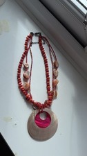 Collana con conchiglia - , e