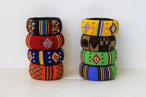 Set braccialetti con - set, di
