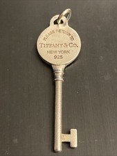 Ciondolo chiave Tiffany & Co. vintage in argento sterling Return to Tiffany