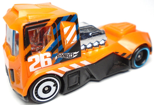 2010 hot wheels rennen rig - hot,