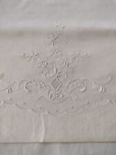 Bellissimo lenzuolo da culla vintage con ricami floreali delicati 
