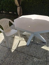 set tavolo e sedie da giardino