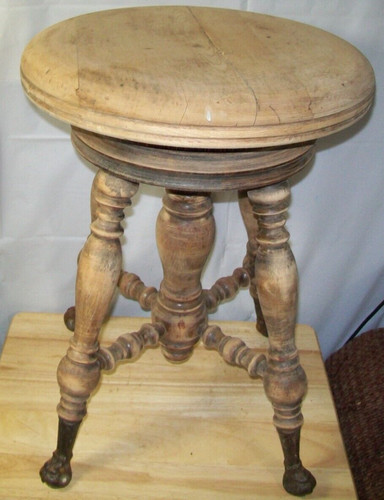 Antico sgabello pianoforte