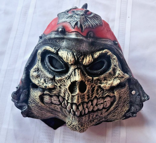 Teschio con maschera - maschera, casco