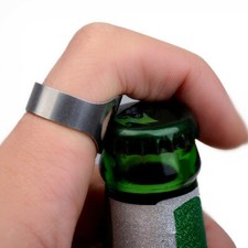 APRI BOTTIGLIE BEER ANELLO STAPPARE BOTTIGLIA BIRRA BAR PUB DITA PETTO COLORE qb